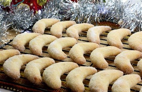 Vanillekipferl Cookies (German Vanilla Almond Crescents)