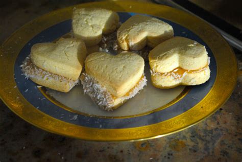 Alfajores de Maizena or Sandwich Cookies with Dulce …