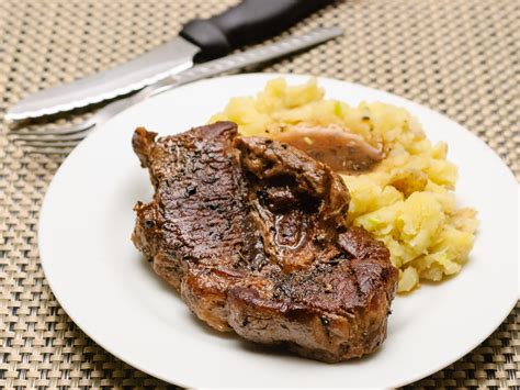 5 Ways to Cook Chuck Steak - wikiHow