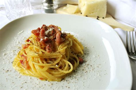 Traditional Italian Spaghetti Carbonara - Recipes from Italy