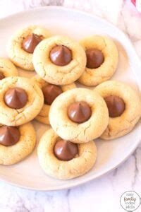 Thumbprint Hershey Kiss Cookies for Christmas - Easy …
