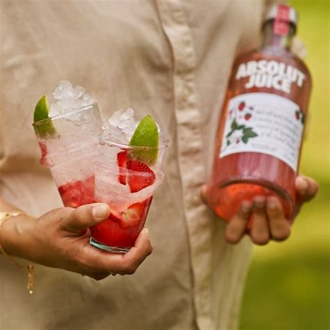Absolut Juice Strawberry and Soda Recipe | Absolut …