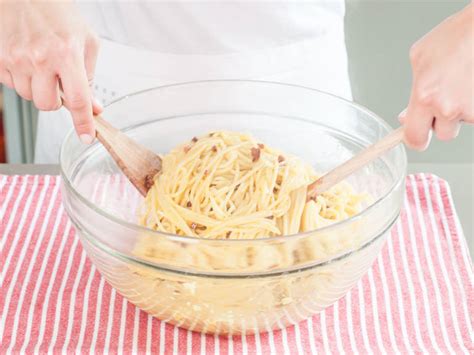 Classic spaghetti carbonara | Recipe | Kitchen Stories