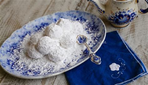 Greek Wedding Cookies – Kourabiethes / Kourabiedes