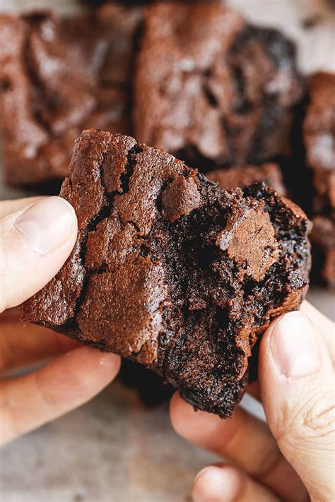 Super Fudgy Low-Carb Keto Brownies Recipe - Eatwell101