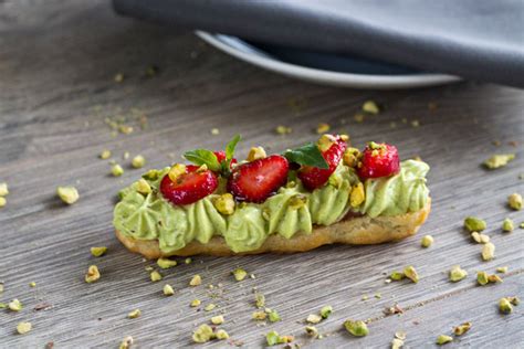 Recipe: Pistachio and strawberry éclairs – Road to Pastry