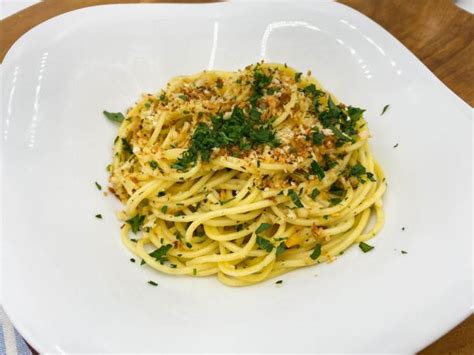 Spaghetti with Canned Clams Recipe | Katie Lee Biegel