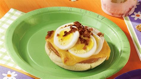 Egg and Bacon Topped Muffins Recipe - Pillsbury.com