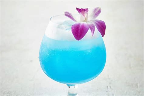 Sparkling Blue Hawaiian Cocktail - Tropical Cocktail …
