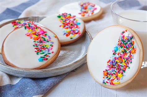 6 Ways to Decorate Cookies With Royal Icing - Simply …