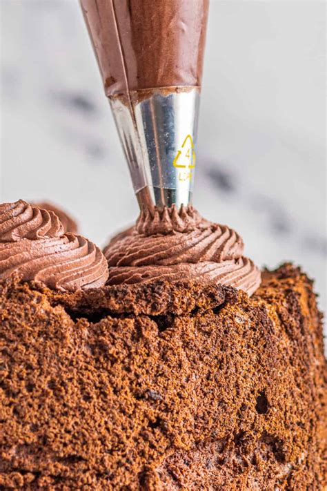 Chocolate Whipped Cream Frosting - Easy Dessert …