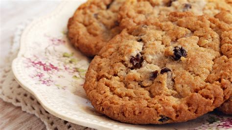 Healthy Oatmeal Raisin Cookies recipe by Joy Bauer