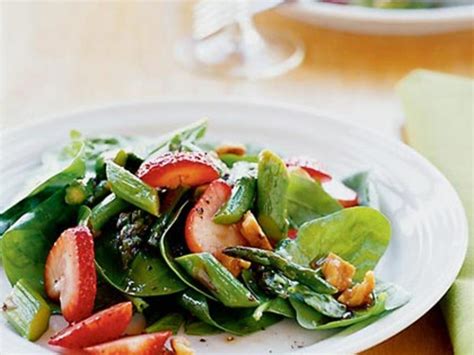 Spinach, Asparagus, and Strawberry Salad Recipe