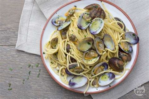 Spaghetti with clams - Italian recipes by GialloZafferano
