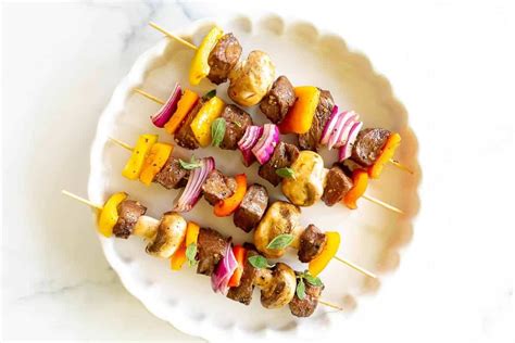 How to Make the Easiest Steak Kabobs on the Grill - Julie …
