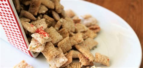 Holiday Party Recipe: Sugar Cookie Chex Mix - Splendry