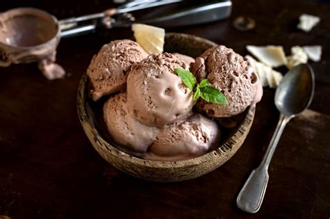 Easy No-Cook Homemade Chocolate Ice Cream Recipe