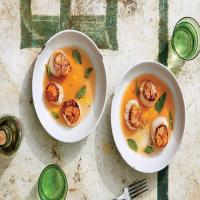 SEARED SCALLOPS WITH TOMATO BEURRE BLANC